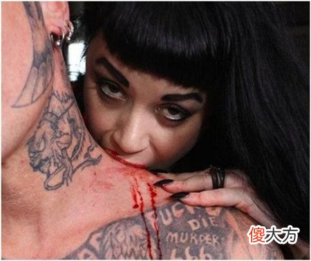 现实版“吸血鬼夫妻”，互相吸彼此的血，把吸血当作爱情的一部分