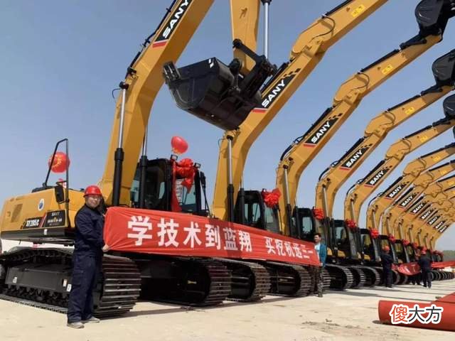 【游戏世界】蓝翔学姐真的懵了！展示挖掘机却惨遭提问：带征服还是电刑