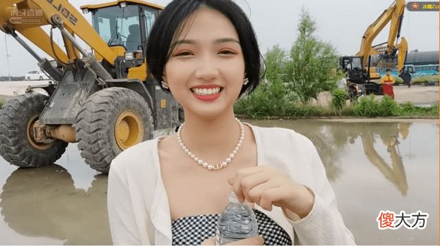 【游戏世界】蓝翔学姐真的懵了！展示挖掘机却惨遭提问：带征服还是电刑