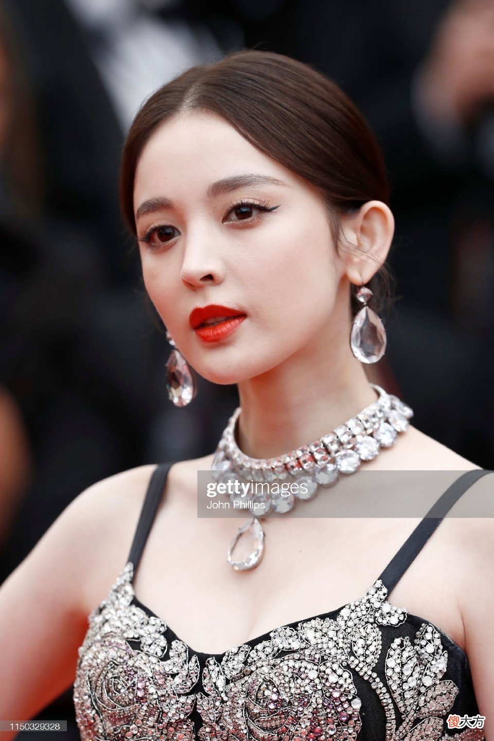 【时尚一点】娜扎美到国外，无滤镜无美颜，照样给中国女星“长脸”了！