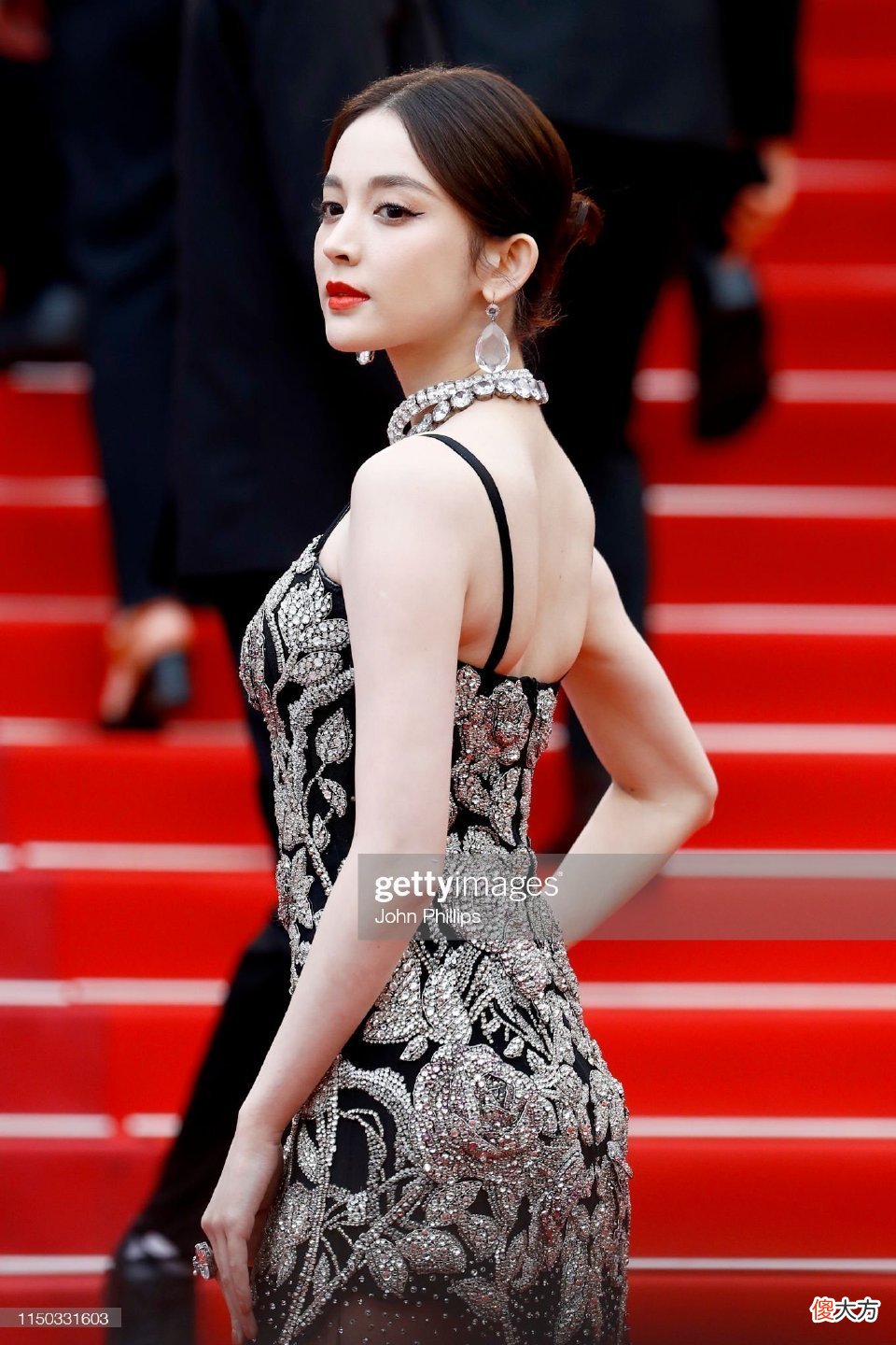 【时尚一点】娜扎美到国外，无滤镜无美颜，照样给中国女星“长脸”了！