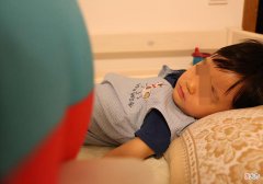 啥时候和孩子分床睡？先看他是否具备这2点，占一个就可以开始了