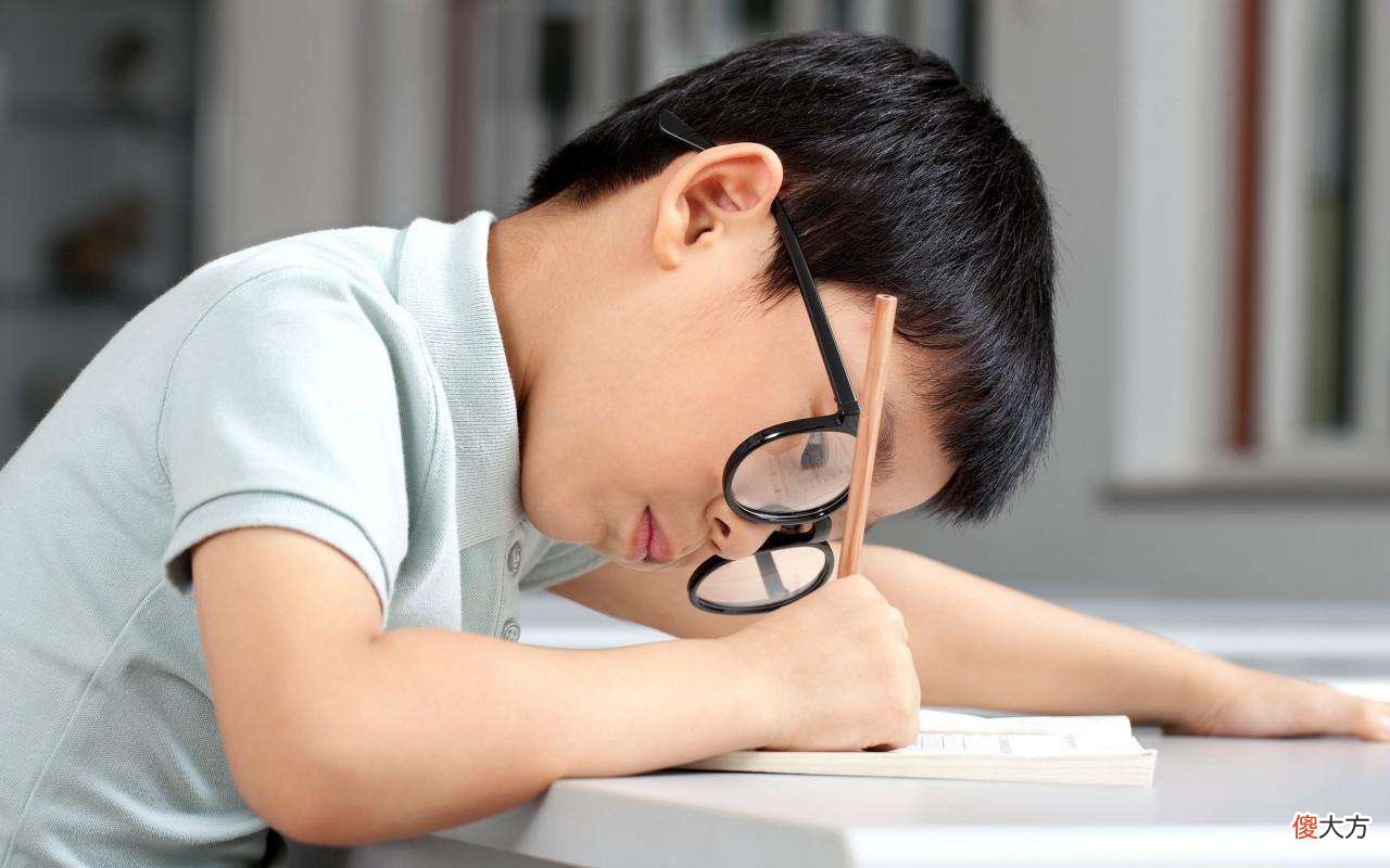 “最伤”孩子的4句话，伤自尊且戳心，父母却总挂在嘴边