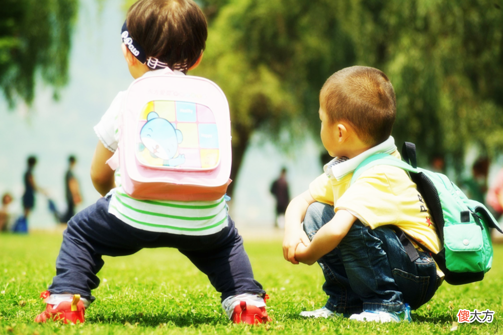 幼儿园门口老人接娃，普遍存在的一个现象，看似爱娃实则害娃！