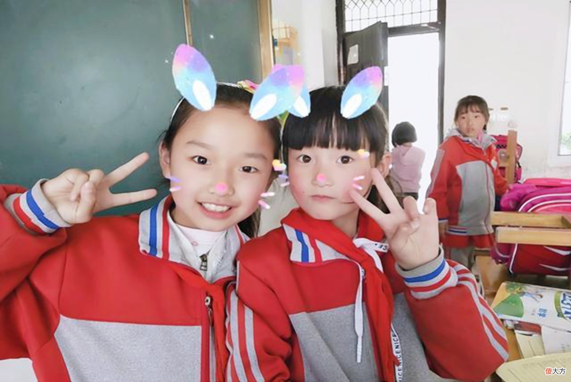 娃上学后脑子得来回切换，宝妈被“逼疯”：双胞胎到底要同班吗？