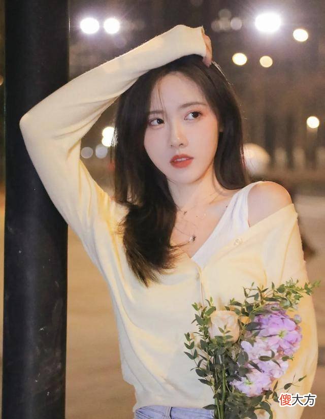 【就爱时尚】元气少女穿搭技巧：撞色系搭配，让你瞬间变成少女