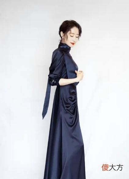 【就爱时尚】刘敏涛为捞金真拼，下半身搭配格纹半身裙，成熟女性的青春气息