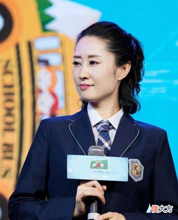 【就爱时尚】刘敏涛为捞金真拼，下半身搭配格纹半身裙，成熟女性的青春气息