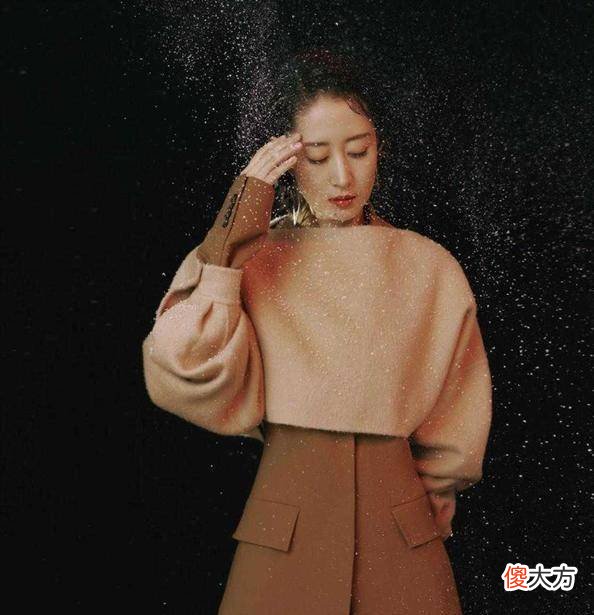 【就爱时尚】刘敏涛为捞金真拼，下半身搭配格纹半身裙，成熟女性的青春气息
