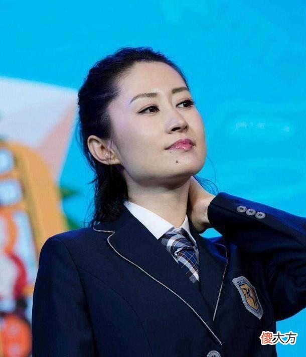 【就爱时尚】刘敏涛为捞金真拼，下半身搭配格纹半身裙，成熟女性的青春气息