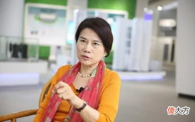 母爱就是全程陪伴？董明珠这3点教子方法，看似“无情”却是独爱