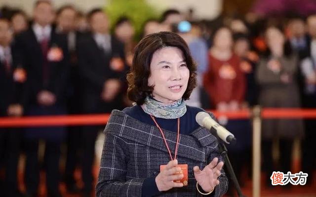 母爱就是全程陪伴？董明珠这3点教子方法，看似“无情”却是独爱