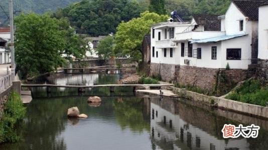 浙江一水潭被抽干后，发现“龙宫”，毫不逊色于秦兵马俑！