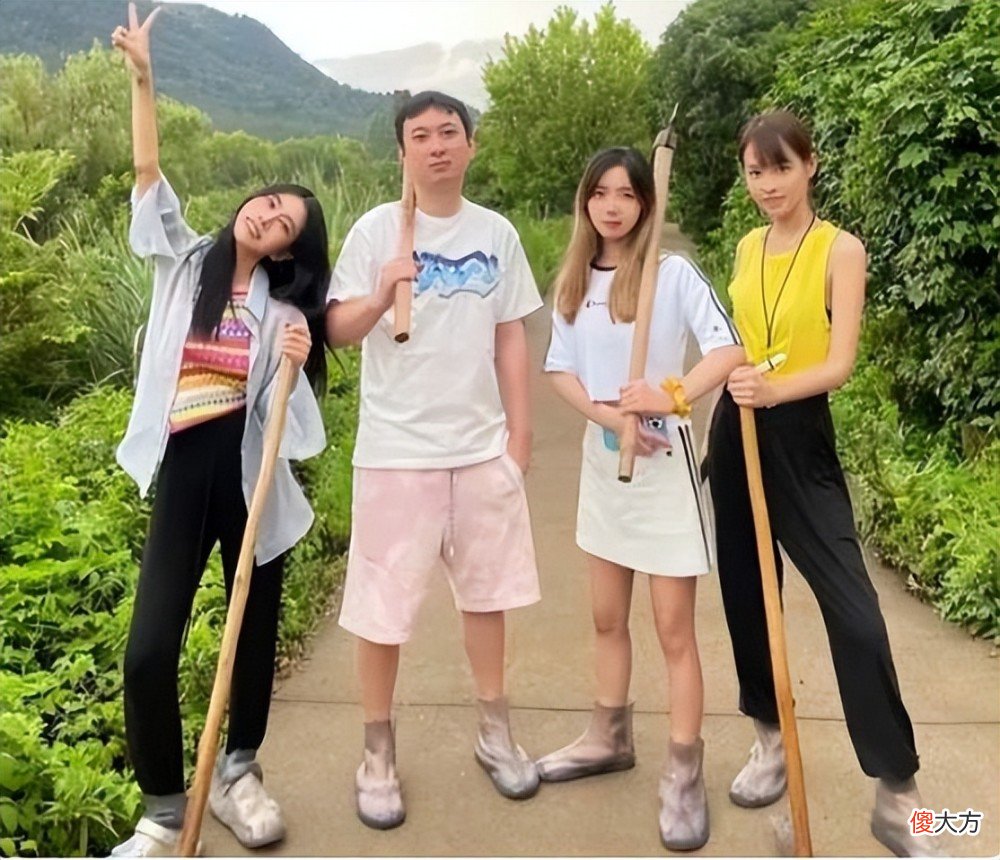 【爱历史】王思聪太不像话了！拿起锄头挖地了，这地挖得也太风光无限了。