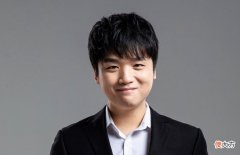 【游戏世界】英雄联盟先驱者合影曝光，四大美女占据C位，Miss白裙吸睛！