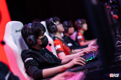 【游戏迷】英雄联盟：季后赛仅剩2张门票，这4支战队中，谁才是最大赢家？