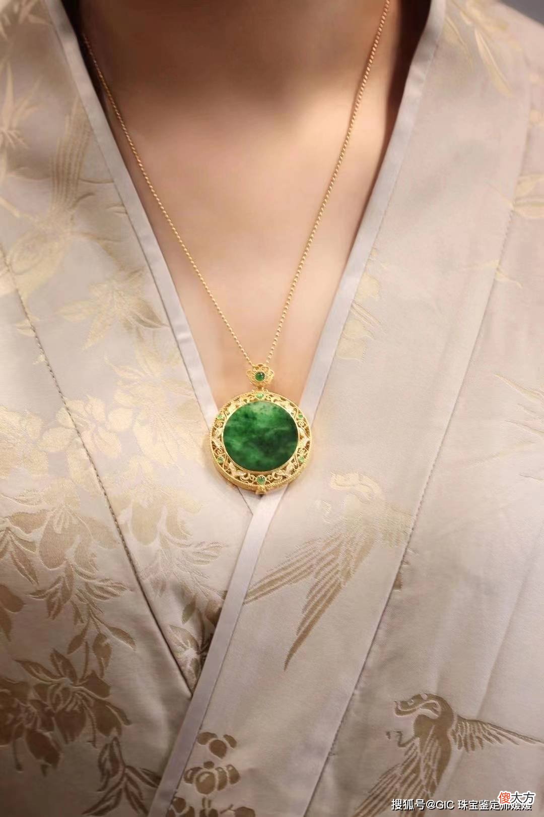 【爱历史】一枚沉埋1300多年的翡翠香囊吊坠，堪称国宝