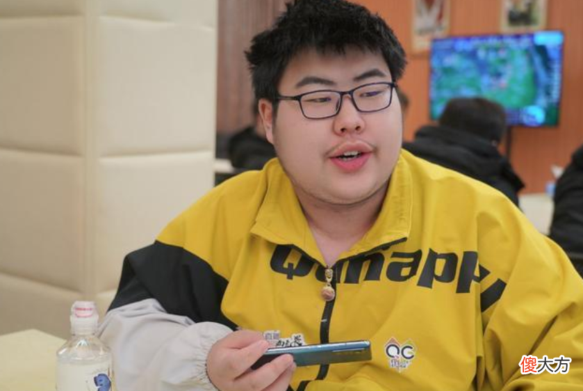 【游戏世界】QG小胖连拒多位主播排位邀请，就是为了带妹？粉丝：有点成绩就飘