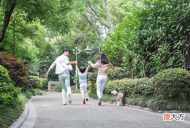 如何辨别孩子是否积食？除了口气重、舌苔厚，还会出现这些症状