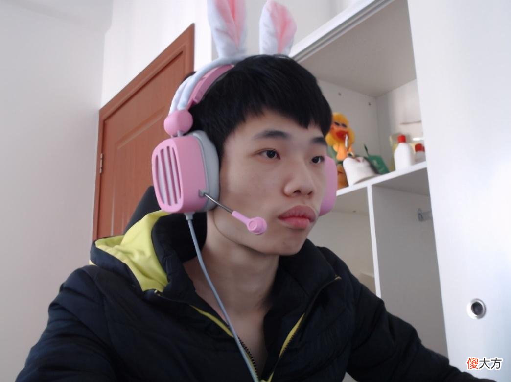 【游戏世界】和平精英：鱼、猴大战之后鲨鱼直播间再起争执，网友：这一次我挺兔子！