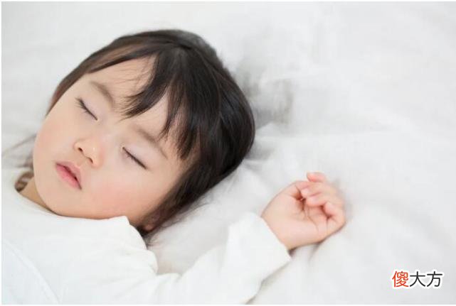 从小给孩子睡枕头，会给孩子身体带来伤害，附枕头正确挑选方式