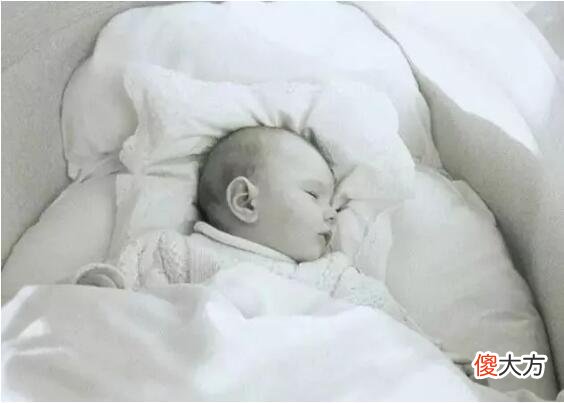 从小给孩子睡枕头，会给孩子身体带来伤害，附枕头正确挑选方式