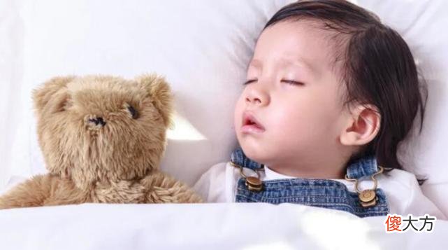 从小给孩子睡枕头，会给孩子身体带来伤害，附枕头正确挑选方式