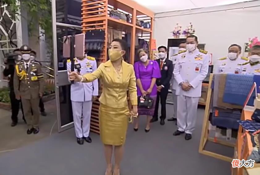 【历史故事】泰国宫廷礼仪好奇葩，帕公主突然跪拜iPad，隔空给姑姑诗琳通行礼