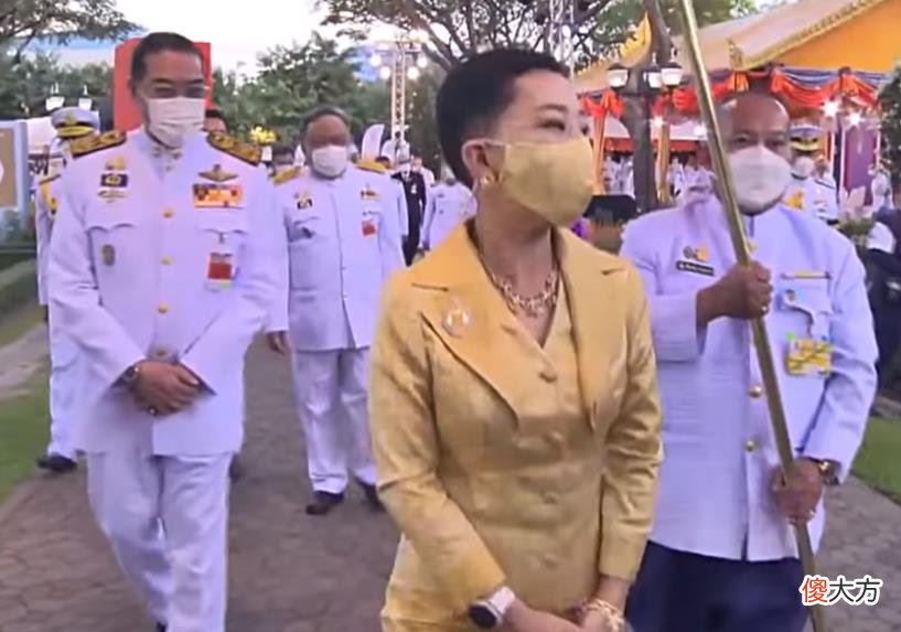 【历史故事】泰国宫廷礼仪好奇葩，帕公主突然跪拜iPad，隔空给姑姑诗琳通行礼