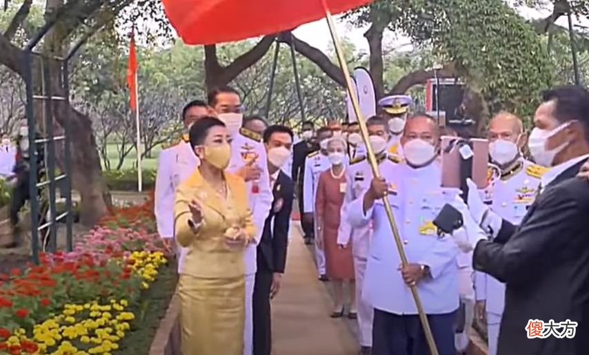 【历史故事】泰国宫廷礼仪好奇葩，帕公主突然跪拜iPad，隔空给姑姑诗琳通行礼