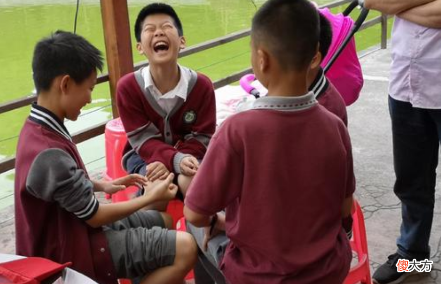 小学生能有什么坏心思？看完这本充满恶意的同学录，简直不敢相信