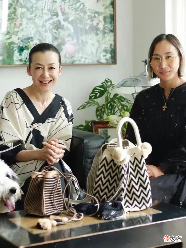 【就爱时尚】日本妈妈辈告诉你：女人若上了年纪，既不戴金也不扮嫩，气质更好