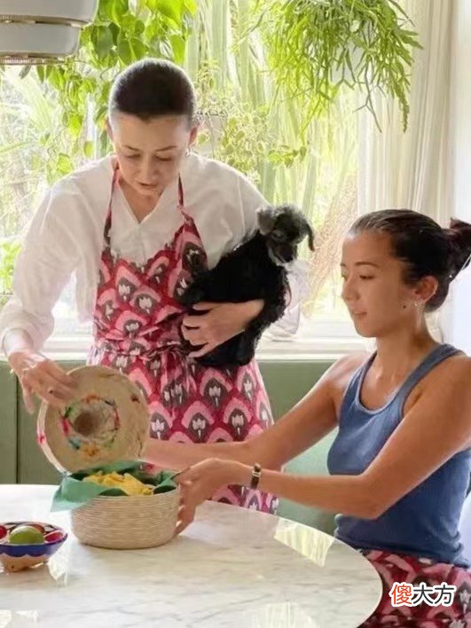 【就爱时尚】日本妈妈辈告诉你：女人若上了年纪，既不戴金也不扮嫩，气质更好