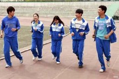 校长设计“防早恋校服”火了，学生早恋该如何制止？家长需要了解