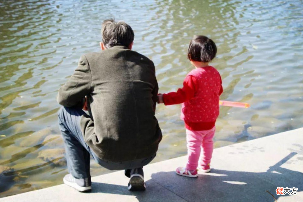 幼儿园最晚接娃时间6点，宝妈踩点去却遭鄙视：原来背后有猫腻