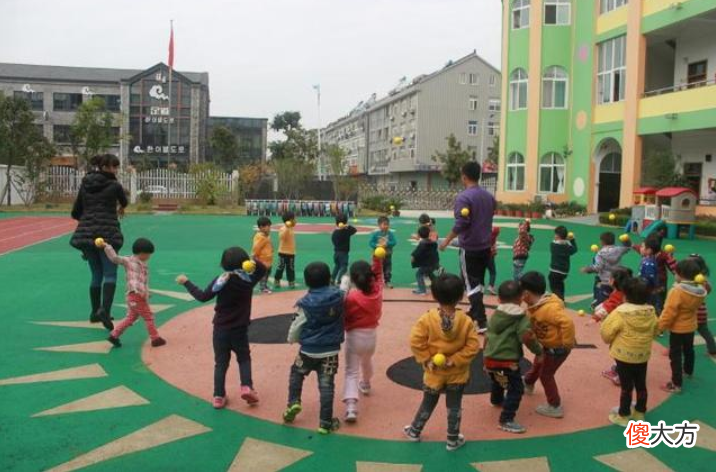 幼儿园最晚接娃时间6点,宝妈踩点去却遭鄙视:原来背后有猫腻