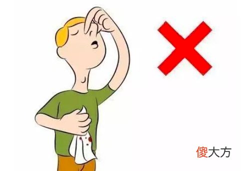 夏天孩子流鼻血，家长要避免“仰头止血”，错误动作可能会害娃