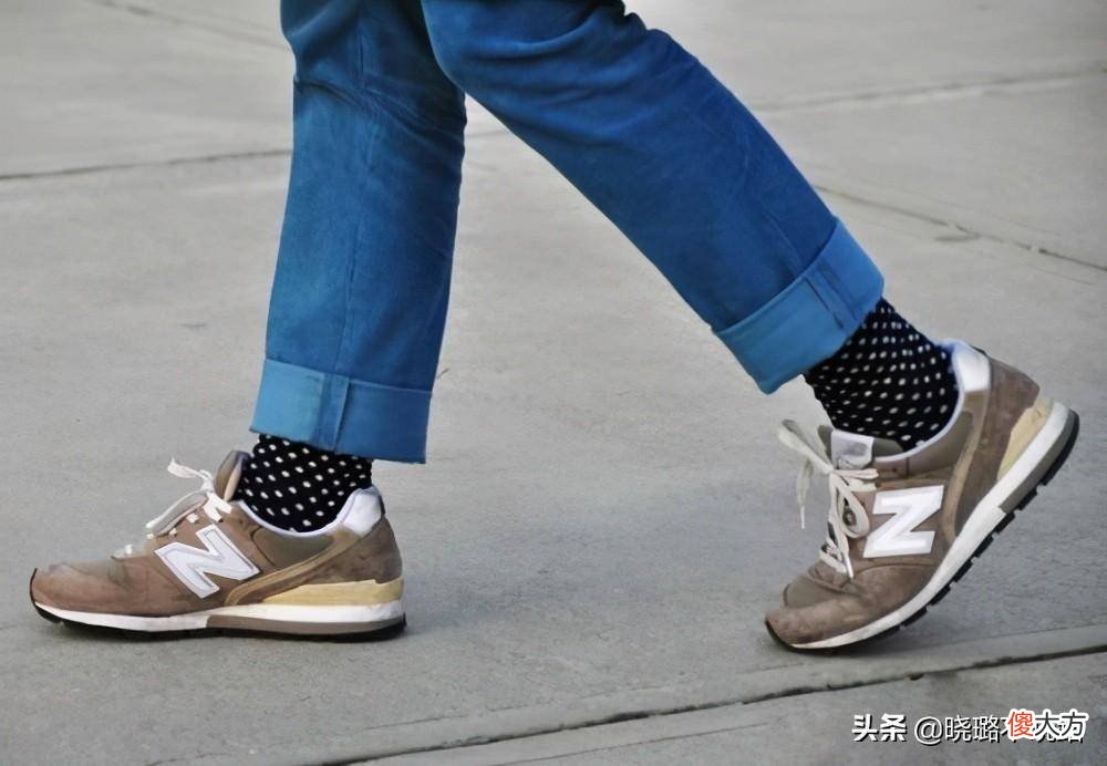 【就爱时尚】超模刘雯对雨点袜爱不释手，今年春季也能来感受下雨点袜的时髦！