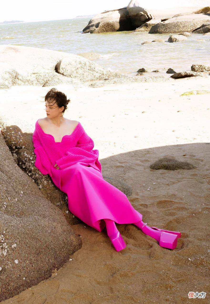 【就爱时尚】孙俪海边礁石大片曝光，穿印花裙摩登时髦，难怪吸引粉丝点赞