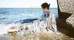 【就爱时尚】孙俪海边礁石大片曝光，穿印花裙摩登时髦，难怪吸引粉丝点赞