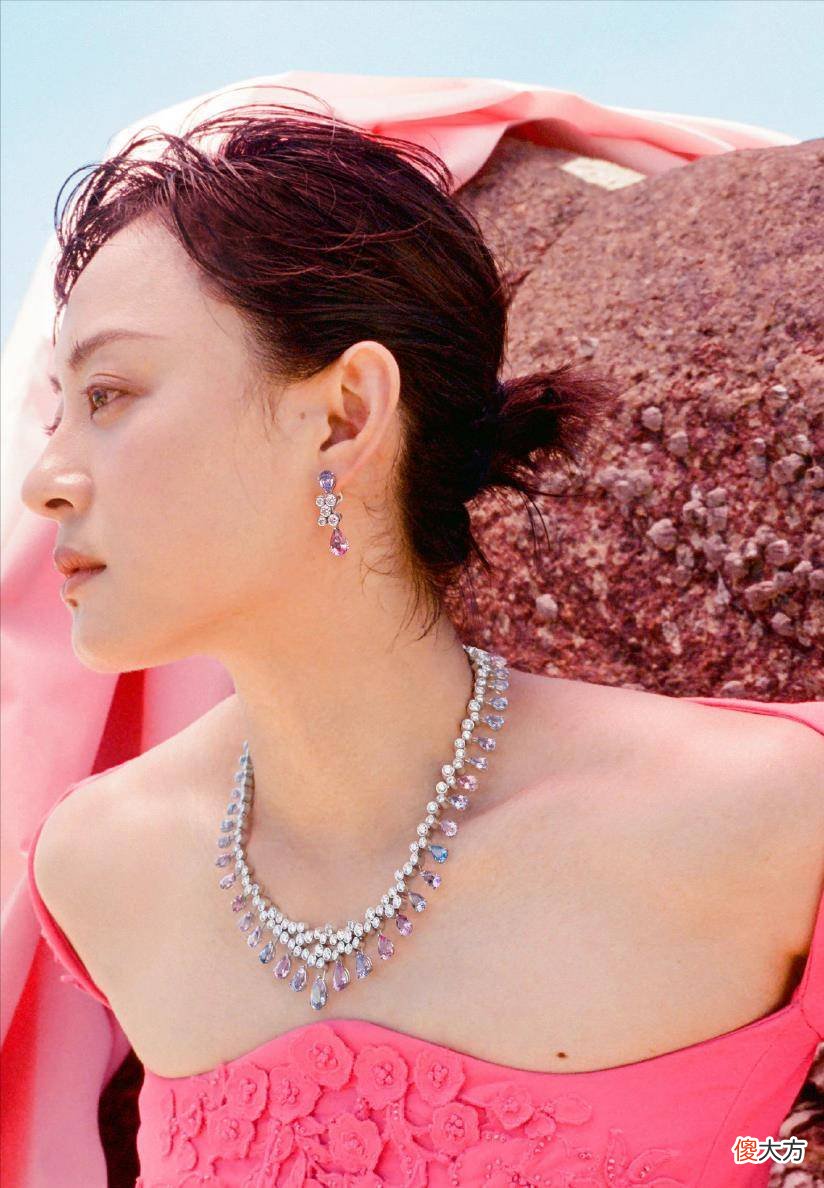 【就爱时尚】孙俪海边礁石大片曝光，穿印花裙摩登时髦，难怪吸引粉丝点赞