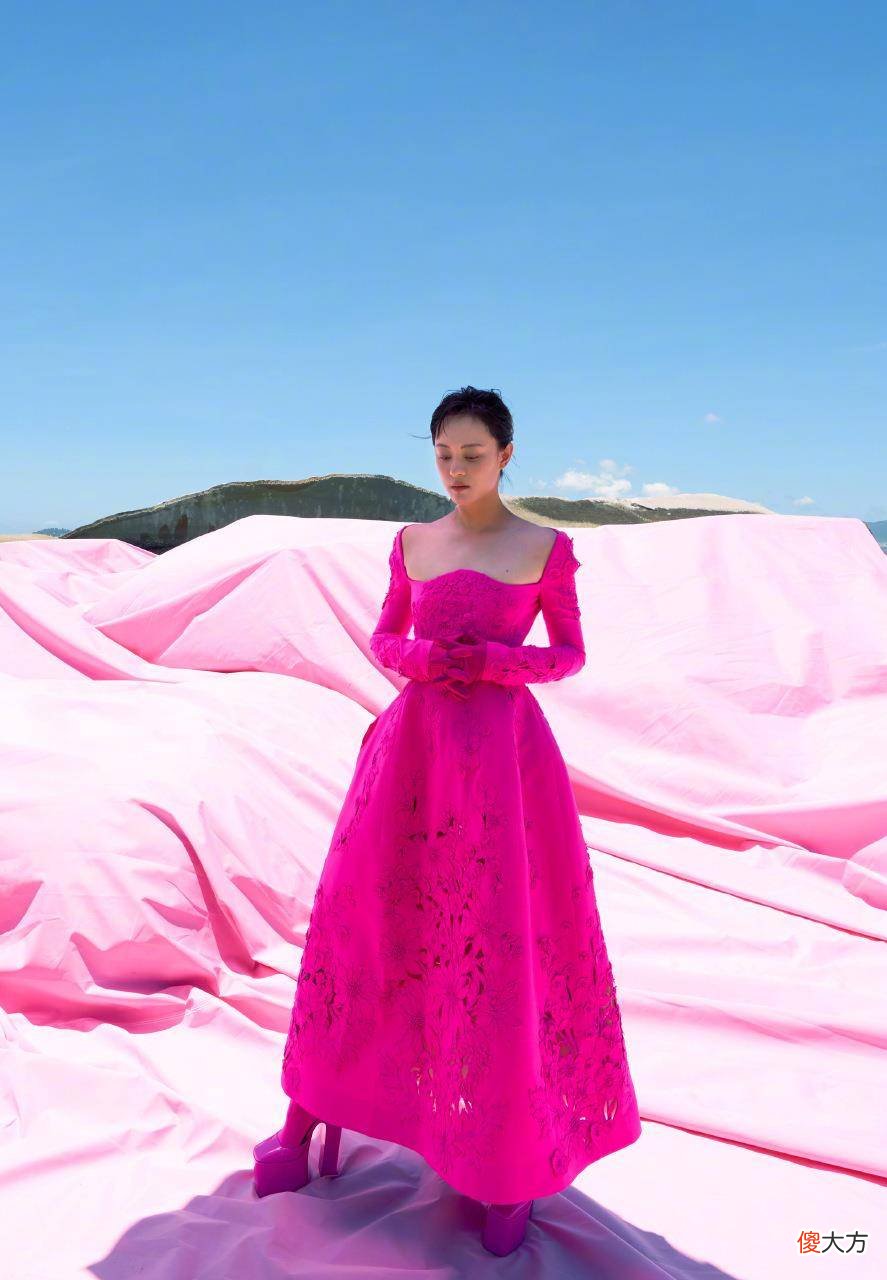 【就爱时尚】孙俪海边礁石大片曝光，穿印花裙摩登时髦，难怪吸引粉丝点赞