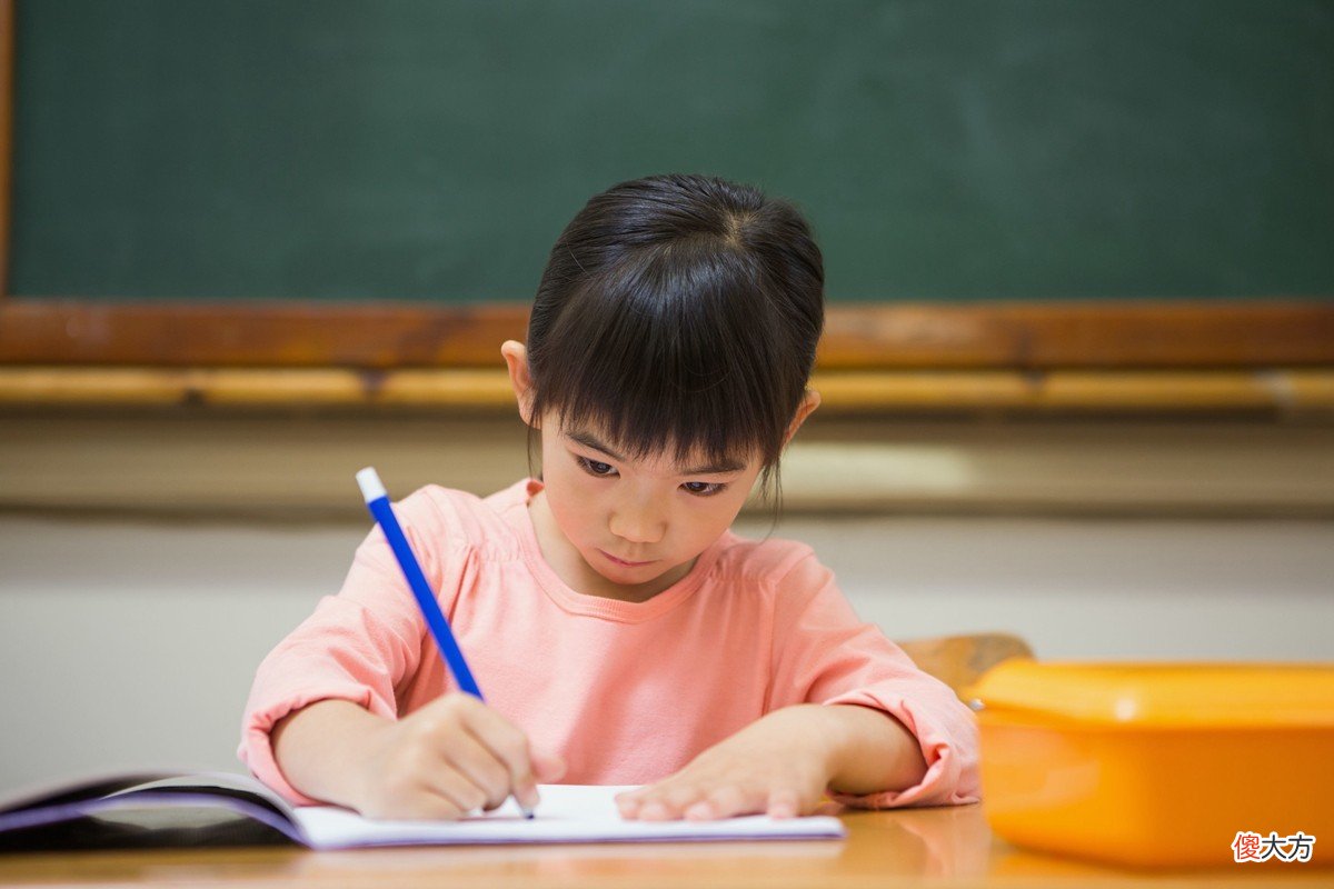 想要教育好孩子，父母得懂“权衡利弊”，用海豚式教育方式来帮忙