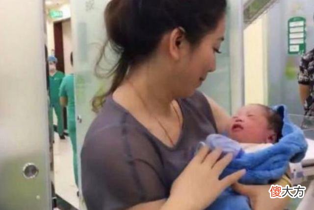 “最美外婆”产房外走红，吸睛效果满分，外婆：别看我，看我外孙