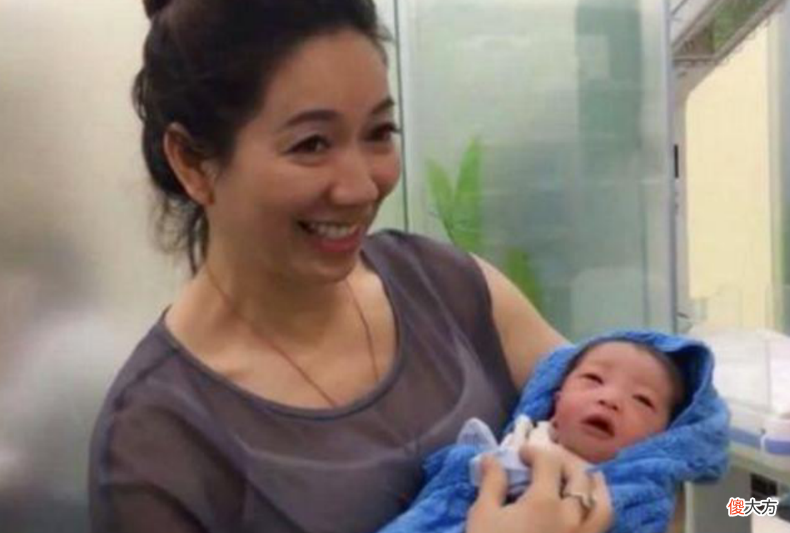 “最美外婆”产房外走红，吸睛效果满分，外婆：别看我，看我外孙