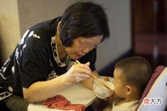孩子睡觉前，家长别给他吃这3样食物，不止会影响身高，还有智力