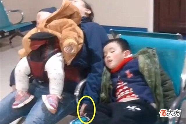 趁着老大还小抓紧生二胎？年龄相仿的二胎，父母带起来并不轻松