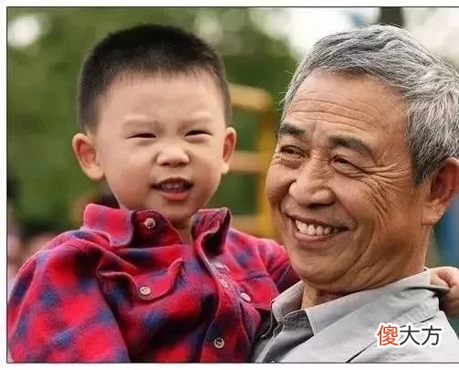 84岁老人越活越像个孩子，却过得超幸福：人老了要学会做“孩子”