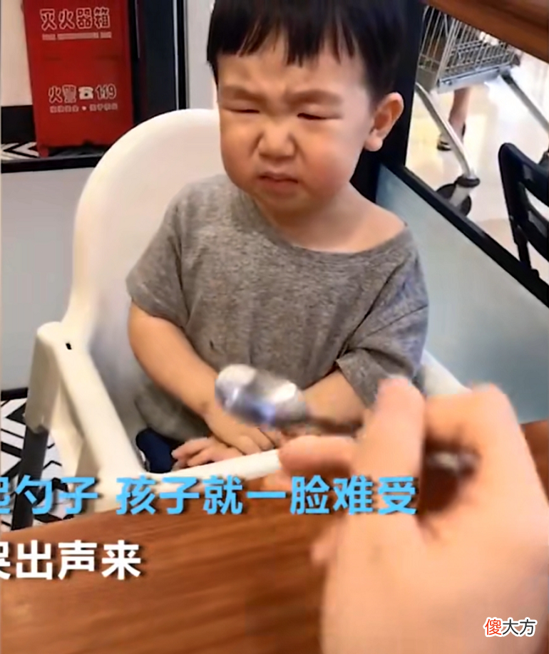 奶爸有多难？喂冰淇淋都被区别对待，孩子表情让其自我怀疑