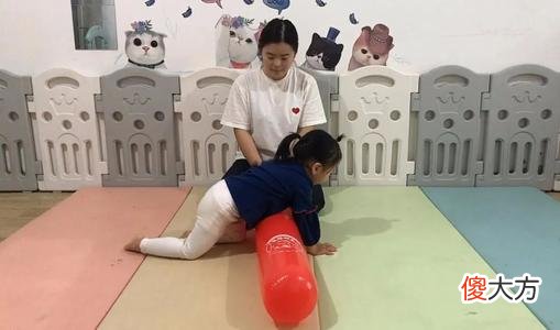 孩子常常玩得一身脏，并非不爱干净，可能是受“本体觉失调”影响